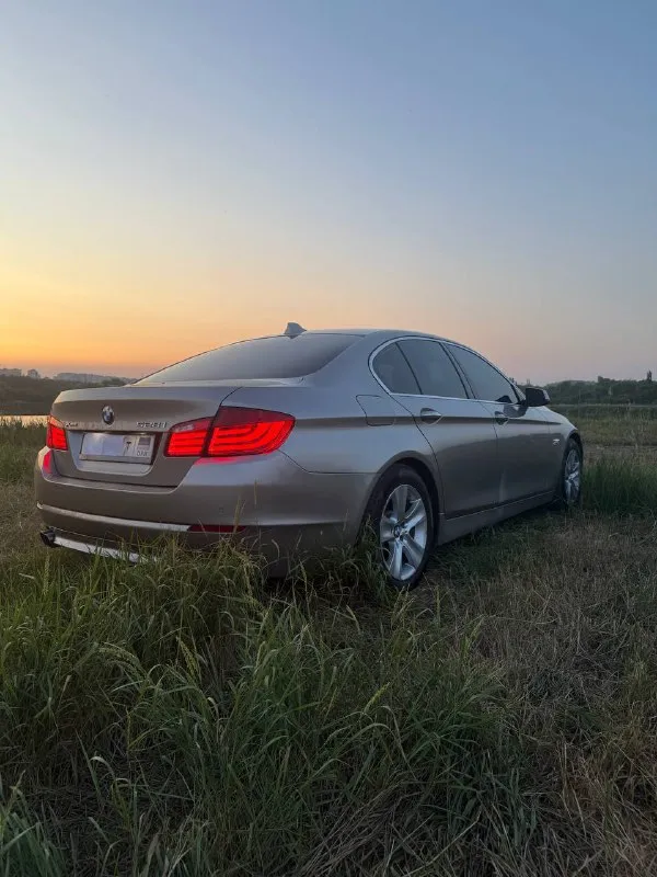 В продаже автомобиль марки: bmw f10, год выпуска:2012г. , 2 l, бензин, автомат, x-drive. пробег 210000 км. пробег не отмотан. -камера 360. -камерой заднего вида. -парк-троники сзади и спереди, -укомплектована зимним пакетом. -подогрев задних сидений а так же передних, подогрев зеркал, заднего стекла. -двух зонный климат. -большой экран мультимедиа - голосовое управление. -подключение телефона через блютуз, просмотр видео, звонки. -мульти руль. -круиз контроль. -электро привод сидений передних. -электро привод багажника( открытие и закрытие с кнопки) старт/стоп. без ключ. доступ. - люк. учет авто - dpr ( сделка без рисков в плане залогов в банк) машина обслуживалась по хозяйски. технический паспорт на мне, машина куплена в 2022г. завезена с сша. с пробегом 122т. (бампер, фара, крыло). обмен на авто классом выше. цена 1880000₽ донецк. тел +79493004055 📲 tg: илья 📞 звоните: +7(949)3004055 - фотография - 3