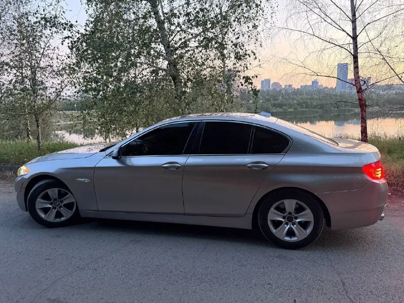 В продаже автомобиль марки: bmw f10, год выпуска:2012г. , 2 l, бензин, автомат, x-drive. пробег 210000 км. пробег не отмотан. -камера 360. -камерой заднего вида. -парк-троники сзади и спереди, -укомплектована зимним пакетом. -подогрев задних сидений а так же передних, подогрев зеркал, заднего стекла. -двух зонный климат. -большой экран мультимедиа - голосовое управление. -подключение телефона через блютуз, просмотр видео, звонки. -мульти руль. -круиз контроль. -электро привод сидений передних. -электро привод багажника( открытие и закрытие с кнопки) старт/стоп. без ключ. доступ. - люк. учет авто - dpr ( сделка без рисков в плане залогов в банк) машина обслуживалась по хозяйски. технический паспорт на мне, машина куплена в 2022г. завезена с сша. с пробегом 122т. (бампер, фара, крыло). обмен на авто классом выше. цена 1880000₽ донецк. тел +79493004055 📲 tg: илья 📞 звоните: +7(949)3004055 - фотография - 4