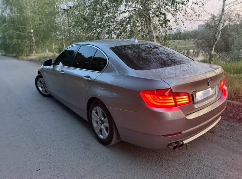 В продаже автомобиль марки: bmw f10, год выпуска:2012г. , 2 l, бензин, автомат, x-drive. пробег 210000 км. пробег не отмотан. -камера 360. -камерой заднего вида. -парк-троники сзади и спереди, -укомплектована зимним пакетом. -подогрев задних сидений а так же передних, подогрев зеркал, заднего стекла. -двух зонный климат. -большой экран мультимедиа - голосовое управление. -подключение телефона через блютуз, просмотр видео, звонки. -мульти руль. -круиз контроль. -электро привод сидений передних. -электро привод багажника( открытие и закрытие с кнопки) старт/стоп. без ключ. доступ. - люк. учет авто - dpr ( сделка без рисков в плане залогов в банк) машина обслуживалась по хозяйски. технический паспорт на мне, машина куплена в 2022г. завезена с сша. с пробегом 122т. (бампер, фара, крыло). обмен на авто классом выше. цена 1880000₽ донецк. тел +79493004055 📲 tg: илья 📞 звоните: +7(949)3004055 - фотография - 5
