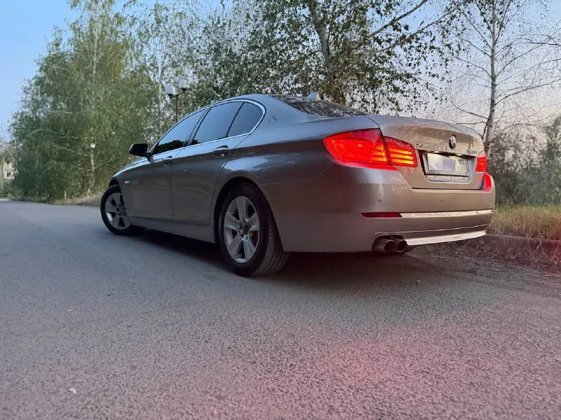 В продаже автомобиль марки: bmw f10, год выпуска:2012г. , 2 l, бензин, автомат, x-drive. пробег 210000 км. пробег не отмотан. -камера 360. -камерой заднего вида. -парк-троники сзади и спереди, -укомплектована зимним пакетом. -подогрев задних сидений а так же передних, подогрев зеркал, заднего стекла. -двух зонный климат. -большой экран мультимедиа - голосовое управление. -подключение телефона через блютуз, просмотр видео, звонки. -мульти руль. -круиз контроль. -электро привод сидений передних. -электро привод багажника( открытие и закрытие с кнопки) старт/стоп. без ключ. доступ. - люк. учет авто - dpr ( сделка без рисков в плане залогов в банк) машина обслуживалась по хозяйски. технический паспорт на мне, машина куплена в 2022г. завезена с сша. с пробегом 122т. (бампер, фара, крыло). обмен на авто классом выше. цена 1880000₽ донецк. тел +79493004055 📲 tg: илья 📞 звоните: +7(949)3004055 - фотография - 6