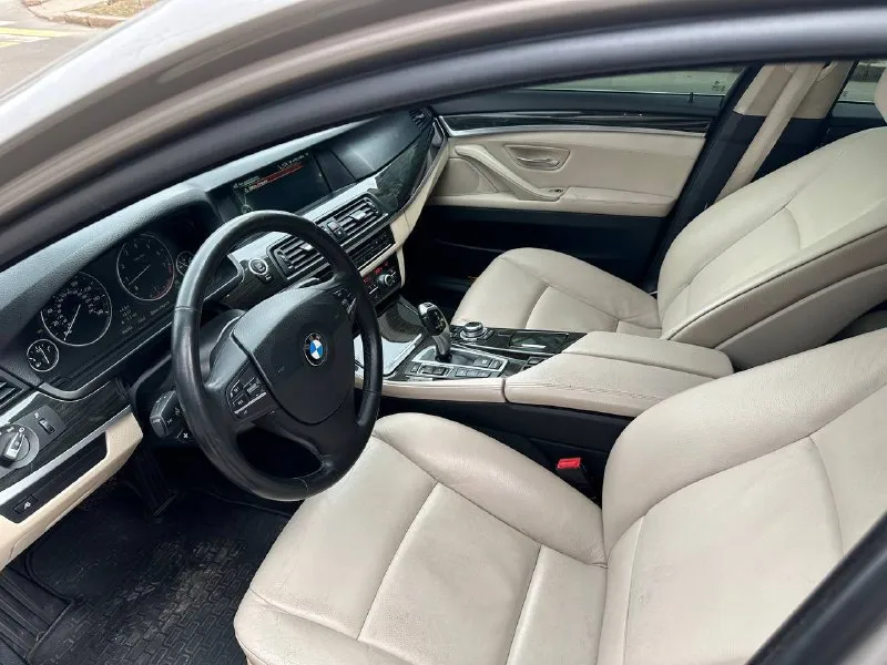 В продаже автомобиль марки: bmw f10, год выпуска:2012г. , 2 l, бензин, автомат, x-drive. пробег 210000 км. пробег не отмотан. -камера 360. -камерой заднего вида. -парк-троники сзади и спереди, -укомплектована зимним пакетом. -подогрев задних сидений а так же передних, подогрев зеркал, заднего стекла. -двух зонный климат. -большой экран мультимедиа - голосовое управление. -подключение телефона через блютуз, просмотр видео, звонки. -мульти руль. -круиз контроль. -электро привод сидений передних. -электро привод багажника( открытие и закрытие с кнопки) старт/стоп. без ключ. доступ. - люк. учет авто - dpr ( сделка без рисков в плане залогов в банк) машина обслуживалась по хозяйски. технический паспорт на мне, машина куплена в 2022г. завезена с сша. с пробегом 122т. (бампер, фара, крыло). обмен на авто классом выше. цена 1880000₽ донецк. тел +79493004055 📲 tg: илья 📞 звоните: +7(949)3004055 - фотография - 7
