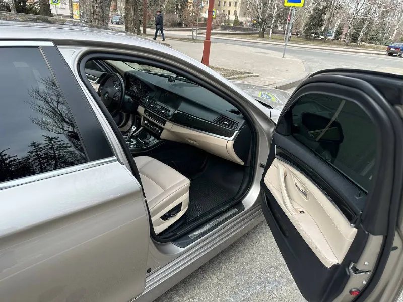 В продаже автомобиль марки: bmw f10, год выпуска:2012г. , 2 l, бензин, автомат, x-drive. пробег 210000 км. пробег не отмотан. -камера 360. -камерой заднего вида. -парк-троники сзади и спереди, -укомплектована зимним пакетом. -подогрев задних сидений а так же передних, подогрев зеркал, заднего стекла. -двух зонный климат. -большой экран мультимедиа - голосовое управление. -подключение телефона через блютуз, просмотр видео, звонки. -мульти руль. -круиз контроль. -электро привод сидений передних. -электро привод багажника( открытие и закрытие с кнопки) старт/стоп. без ключ. доступ. - люк. учет авто - dpr ( сделка без рисков в плане залогов в банк) машина обслуживалась по хозяйски. технический паспорт на мне, машина куплена в 2022г. завезена с сша. с пробегом 122т. (бампер, фара, крыло). обмен на авто классом выше. цена 1880000₽ донецк. тел +79493004055 📲 tg: илья 📞 звоните: +7(949)3004055 - фотография - 9