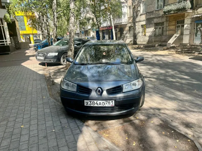 ‼️renault mégane ( рено меган ) 1.6 автомат‼️ год выпуска 2006 двигатель 1.6 коробка автомат машина в очень хорошем состоянии. движок работает идеально. не дымит, не троит, работает ровно. приезжайте- смотрите - дыма нет вообще. масло не жрет коробка автомат. установлена в августе месяце контрактная коробка ( заявленный пробег коробки 60 тысяч). при замене акпп установлены новые соленоиды. коробка работает идеально. без всяких затягиваний и буксов. поменяна рулевая рейка. заменен термостат на алюминиевый. стойки в мае менялись в круг. техника на отлично в авто. кузов не гнилой и в отличном состоянии. был ремонт левого порога. без пены и прочего. переваренная часть. пороги обработаны и покрашены машина в донецке. ленинский район цена 450 торг +79493556866 - фотография - 2