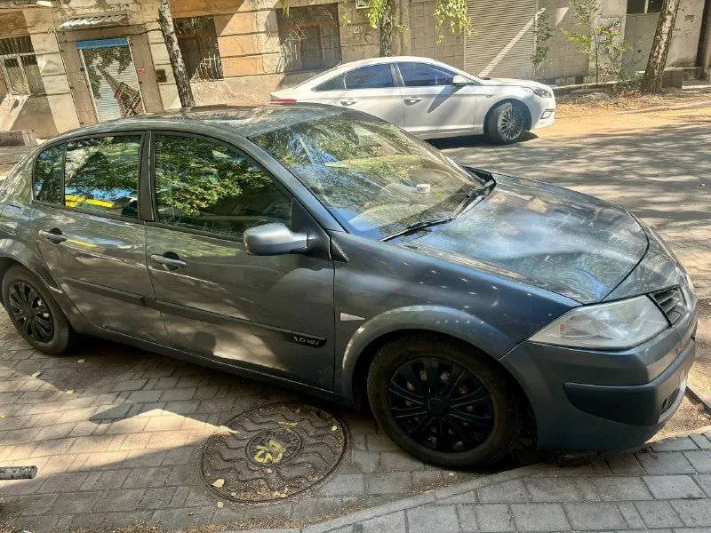 ‼️renault mégane ( рено меган ) 1.6 автомат‼️ год выпуска 2006 двигатель 1.6 коробка автомат машина в очень хорошем состоянии. движок работает идеально. не дымит, не троит, работает ровно. приезжайте- смотрите - дыма нет вообще. масло не жрет коробка автомат. установлена в августе месяце контрактная коробка ( заявленный пробег коробки 60 тысяч). при замене акпп установлены новые соленоиды. коробка работает идеально. без всяких затягиваний и буксов. поменяна рулевая рейка. заменен термостат на алюминиевый. стойки в мае менялись в круг. техника на отлично в авто. кузов не гнилой и в отличном состоянии. был ремонт левого порога. без пены и прочего. переваренная часть. пороги обработаны и покрашены машина в донецке. ленинский район цена 450 торг +79493556866 - фотография - 3