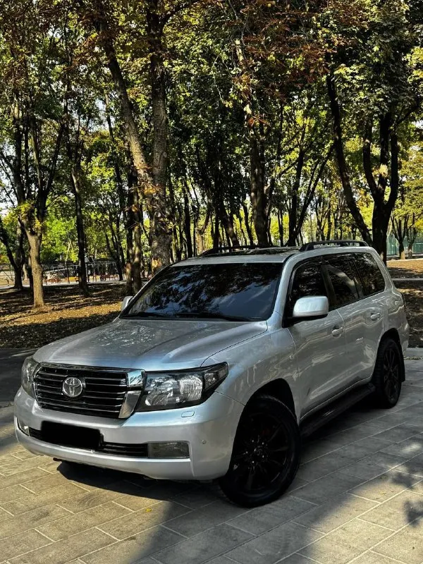 Продам toyota land cruiser 200 2010 года выпуска автомобиль на 4.5 дизельном моторе, мотор работает превосходно, без вложений! есть вся сервисная история обслуживания. коробка обычный автомат, без пинков и рывков. настоящий полноприводный рамный джип! рама в идеальном состоянии. на автомобиле нету ни грамма коррозии. готов к любым проверкам. дополнительно установлены тормоза brembo за 280.000 ₽. топовая комплектация с мониторами, люком, с подогревами сидений, 4-х зонный климат контроль. родного пробега на машине 250.000 км. авто в родном окрасе, готов к любым проверкам. возможен обмен, на обмен дороже ❗️❗️цена 2.500.000 ₽ ❗️❗️ ☎️ +7 (949) 742-53-98 📞 звоните: +7(949)7425398 - фотография - 2