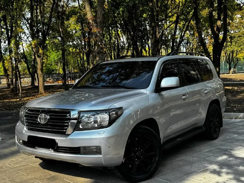 Продам toyota land cruiser 200 2010 года выпуска автомобиль на 4.5 дизельном моторе, мотор работает превосходно, без вложений! есть вся сервисная история обслуживания. коробка обычный автомат, без пинков и рывков. настоящий полноприводный рамный джип! рама в идеальном состоянии. на автомобиле нету ни грамма коррозии. готов к любым проверкам. дополнительно установлены тормоза brembo за 280.000 ₽. топовая комплектация с мониторами, люком, с подогревами сидений, 4-х зонный климат контроль. родного пробега на машине 250.000 км. авто в родном окрасе, готов к любым проверкам. возможен обмен, на обмен дороже ❗️❗️цена 2.500.000 ₽ ❗️❗️ ☎️ +7 (949) 742-53-98 📞 звоните: +7(949)7425398 - фотография - 4