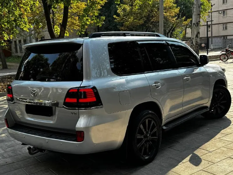 Продам toyota land cruiser 200 2010 года выпуска автомобиль на 4.5 дизельном моторе, мотор работает превосходно, без вложений! есть вся сервисная история обслуживания. коробка обычный автомат, без пинков и рывков. настоящий полноприводный рамный джип! рама в идеальном состоянии. на автомобиле нету ни грамма коррозии. готов к любым проверкам. дополнительно установлены тормоза brembo за 280.000 ₽. топовая комплектация с мониторами, люком, с подогревами сидений, 4-х зонный климат контроль. родного пробега на машине 250.000 км. авто в родном окрасе, готов к любым проверкам. возможен обмен, на обмен дороже ❗️❗️цена 2.500.000 ₽ ❗️❗️ ☎️ +7 (949) 742-53-98 📞 звоните: +7(949)7425398 - фотография - 5