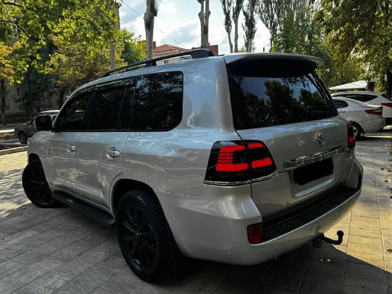 Продам toyota land cruiser 200 2010 года выпуска автомобиль на 4.5 дизельном моторе, мотор работает превосходно, без вложений! есть вся сервисная история обслуживания. коробка обычный автомат, без пинков и рывков. настоящий полноприводный рамный джип! рама в идеальном состоянии. на автомобиле нету ни грамма коррозии. готов к любым проверкам. дополнительно установлены тормоза brembo за 280.000 ₽. топовая комплектация с мониторами, люком, с подогревами сидений, 4-х зонный климат контроль. родного пробега на машине 250.000 км. авто в родном окрасе, готов к любым проверкам. возможен обмен, на обмен дороже ❗️❗️цена 2.500.000 ₽ ❗️❗️ ☎️ +7 (949) 742-53-98 📞 звоните: +7(949)7425398 - фотография - 6