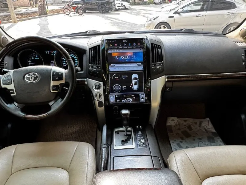 Продам toyota land cruiser 200 2010 года выпуска автомобиль на 4.5 дизельном моторе, мотор работает превосходно, без вложений! есть вся сервисная история обслуживания. коробка обычный автомат, без пинков и рывков. настоящий полноприводный рамный джип! рама в идеальном состоянии. на автомобиле нету ни грамма коррозии. готов к любым проверкам. дополнительно установлены тормоза brembo за 280.000 ₽. топовая комплектация с мониторами, люком, с подогревами сидений, 4-х зонный климат контроль. родного пробега на машине 250.000 км. авто в родном окрасе, готов к любым проверкам. возможен обмен, на обмен дороже ❗️❗️цена 2.500.000 ₽ ❗️❗️ ☎️ +7 (949) 742-53-98 📞 звоните: +7(949)7425398 - фотография - 7