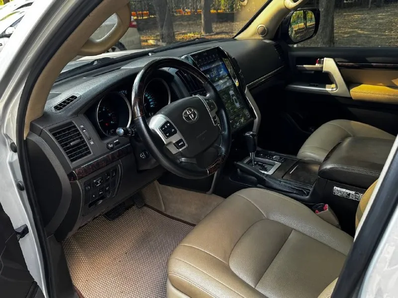 Продам toyota land cruiser 200 2010 года выпуска автомобиль на 4.5 дизельном моторе, мотор работает превосходно, без вложений! есть вся сервисная история обслуживания. коробка обычный автомат, без пинков и рывков. настоящий полноприводный рамный джип! рама в идеальном состоянии. на автомобиле нету ни грамма коррозии. готов к любым проверкам. дополнительно установлены тормоза brembo за 280.000 ₽. топовая комплектация с мониторами, люком, с подогревами сидений, 4-х зонный климат контроль. родного пробега на машине 250.000 км. авто в родном окрасе, готов к любым проверкам. возможен обмен, на обмен дороже ❗️❗️цена 2.500.000 ₽ ❗️❗️ ☎️ +7 (949) 742-53-98 📞 звоните: +7(949)7425398 - фотография - 8