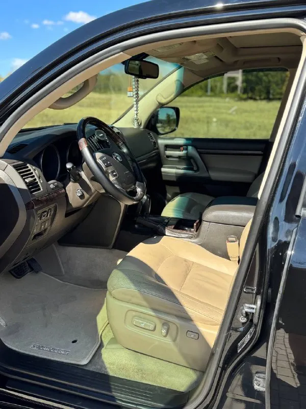Продам: toyota land cruiser 200 год выпуска 2009. коробка автомат. двигатель 4,5 . привод полный. пробег 294 000. машина в отличном состоянии, полностью обслужена. двигатель, коробка работают идеально. ходовая часть перебрана, без посторонних звуков. по электронной части также все работает отлично, климат заправлен ! машина юридически чистая, переоформление без проблем! цена 3 550 000 торг. тел:+7 949-458-29-30. возможна продажа в кредит и обмен ! 📲 tg: дима помазан 📞 звоните: +7(949)4582930 - фотография - 7