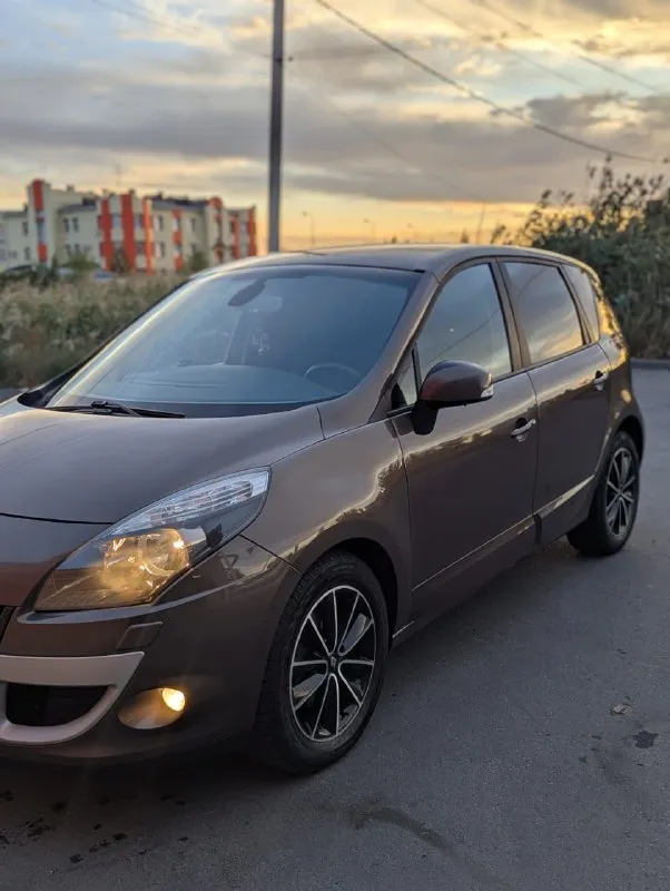 Renault scenic iii, 2.0, 1 хозяин, без дтп, идеальное состояние! продаётся renault scenic 2011 года в состоянии нового. машина по принципу «сел и поехал» без подводных камней. ​характеристики: ​двигатель: 2.0 л (140 л. с.), бензин ​коробка: автоматическая (классический гидротрансформатор) ​пробег: 140 000 км (оригинальный) ​владельцы: 1 ​птс: оригинал ​ключевые преимущества: ​идеальная автотека: без дтп, расчётов и выплат. ​заводской окрас: ни одна деталь не перекрашивалась. ​все стёкла родные: включая лобовое. ​богатая комплектация: двухзонный климат-контроль, круиз-контроль, датчики света/дождя, акпп tiptronic и др. ​отличное техническое состояние: полностью обслужен. запаска ни разу не ставилась. ​любые проверки приветствуются. машина для тех, кто ценит честность. ​цена: [1.050.000] торг у капота. телефон: [8 903 470 50 67] телеграм + 7 949 003 60 29.. .. - фотография - 3