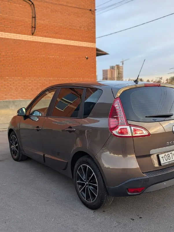 Renault scenic iii, 2.0, 1 хозяин, без дтп, идеальное состояние! продаётся renault scenic 2011 года в состоянии нового. машина по принципу «сел и поехал» без подводных камней. ​характеристики: ​двигатель: 2.0 л (140 л. с.), бензин ​коробка: автоматическая (классический гидротрансформатор) ​пробег: 140 000 км (оригинальный) ​владельцы: 1 ​птс: оригинал ​ключевые преимущества: ​идеальная автотека: без дтп, расчётов и выплат. ​заводской окрас: ни одна деталь не перекрашивалась. ​все стёкла родные: включая лобовое. ​богатая комплектация: двухзонный климат-контроль, круиз-контроль, датчики света/дождя, акпп tiptronic и др. ​отличное техническое состояние: полностью обслужен. запаска ни разу не ставилась. ​любые проверки приветствуются. машина для тех, кто ценит честность. ​цена: [1.050.000] торг у капота. телефон: [8 903 470 50 67] телеграм + 7 949 003 60 29.. .. - фотография - 6