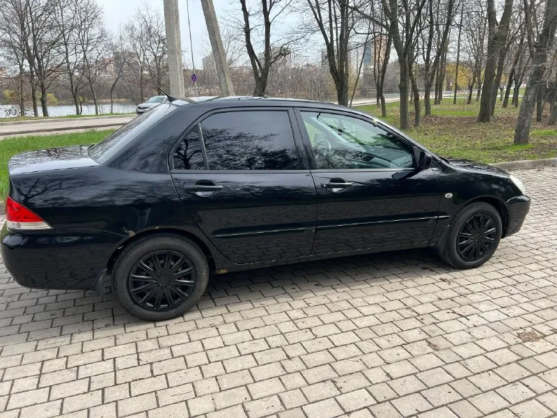 Mitsubishi lancer 1.6 год выпуска: 2007 двигатель: 1.6 л коробка передач: механика привод: передний ✅ техническое состояние: нареканий нет, машина на уверенном ходу! ✅ комплектация: - кондиционер - электростеклоподъемники - подогрев сидений - регулировка зеркал - центральный замок 🔹 салон: ухоженный, 2 комплекта ключей, 2 комплекта шин (лето/зима). 🔹 лкп: есть незначительные нюансы (рыжики). 📄 документы: чистые, проблем нет. 🔍 проверки: возможны за ваш счет. 💰 цена: 430 000 руб(торг у капота) 📍 город: донецк 📞 контакты: +79493703484 - фотография - 2