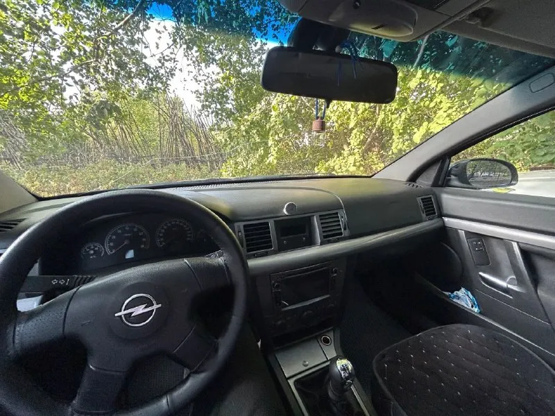 Продам opel vectra c 2004 1.6 авто мой, оформлен на меня (180) кузов-мечта перекупа, все еще в родне, без рыжиков, без вмятин передний бампер в песчанке (белые точки, не более) дно, двери, стаканы - идеал двигатель ровный, откапитален 70 тыс. назад коробка механика, на отлично масло, свечи, фильтра-заменены 2 тыс. назад диски r16 по салону: 8 подушек безопасности (на месте) 4 эсп, кондиционер холодит, печка жарит, музыка отличная выдвижные подстаканники руль перешит магнитола opel с камерой заднего вида, регистратором, дисководом, 3мя флешками, антирадаром и т. д. каждая кнопка работает отдаю: домкрат, огнетушитель, аптечку, знак минусы: лобовое трещина, но не мешает и не увеличивается, на учет с ней стала и самое главное, это мозги выдали ошибку (аварийный режим) от того и цена такая, в идеале ремонт или замена (в районе 10тыс. ) заводится с пол-оборота, но из-за аварийки слабый разгон (для спокойной езды вполне хватает) цена 405.000, торг минимальный у капота донецк, кировский район, +79493758735 - фотография - 6