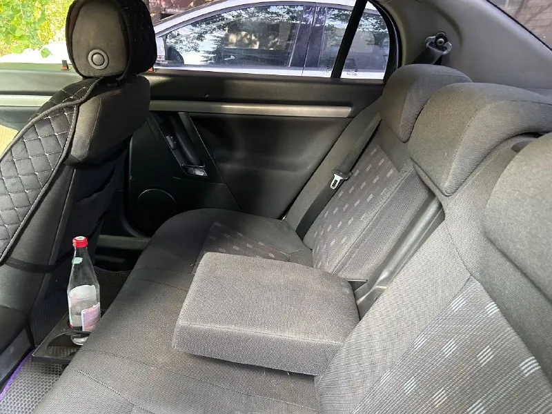 Продам opel vectra c 2004 1.6 авто мой, оформлен на меня (180) кузов-мечта перекупа, все еще в родне, без рыжиков, без вмятин передний бампер в песчанке (белые точки, не более) дно, двери, стаканы - идеал двигатель ровный, откапитален 70 тыс. назад коробка механика, на отлично масло, свечи, фильтра-заменены 2 тыс. назад диски r16 по салону: 8 подушек безопасности (на месте) 4 эсп, кондиционер холодит, печка жарит, музыка отличная выдвижные подстаканники руль перешит магнитола opel с камерой заднего вида, регистратором, дисководом, 3мя флешками, антирадаром и т. д. каждая кнопка работает отдаю: домкрат, огнетушитель, аптечку, знак минусы: лобовое трещина, но не мешает и не увеличивается, на учет с ней стала и самое главное, это мозги выдали ошибку (аварийный режим) от того и цена такая, в идеале ремонт или замена (в районе 10тыс. ) заводится с пол-оборота, но из-за аварийки слабый разгон (для спокойной езды вполне хватает) цена 405.000, торг минимальный у капота донецк, кировский район, +79493758735 - фотография - 8