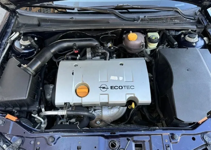 Продам opel vectra c 2004 1.6 авто мой, оформлен на меня (180) кузов-мечта перекупа, все еще в родне, без рыжиков, без вмятин передний бампер в песчанке (белые точки, не более) дно, двери, стаканы - идеал двигатель ровный, откапитален 70 тыс. назад коробка механика, на отлично масло, свечи, фильтра-заменены 2 тыс. назад диски r16 по салону: 8 подушек безопасности (на месте) 4 эсп, кондиционер холодит, печка жарит, музыка отличная выдвижные подстаканники руль перешит магнитола opel с камерой заднего вида, регистратором, дисководом, 3мя флешками, антирадаром и т. д. каждая кнопка работает отдаю: домкрат, огнетушитель, аптечку, знак минусы: лобовое трещина, но не мешает и не увеличивается, на учет с ней стала и самое главное, это мозги выдали ошибку (аварийный режим) от того и цена такая, в идеале ремонт или замена (в районе 10тыс. ) заводится с пол-оборота, но из-за аварийки слабый разгон (для спокойной езды вполне хватает) цена 405.000, торг минимальный у капота донецк, кировский район, +79493758735 - фотография - 9