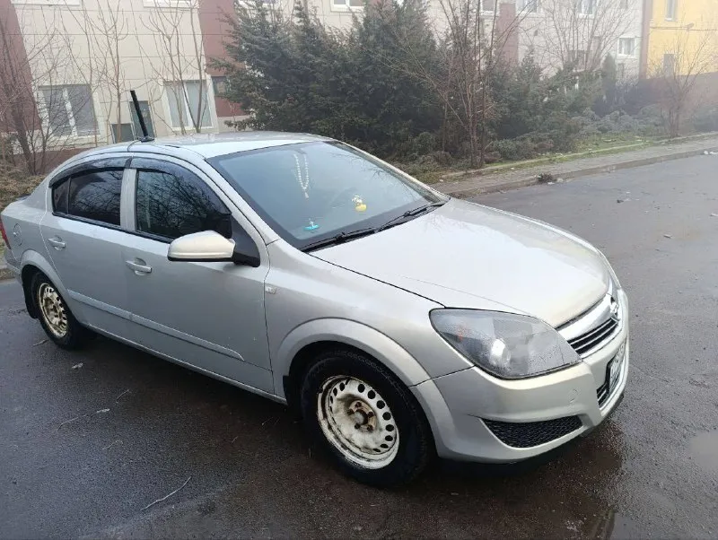 Продам – opel astra h пробег : 190.000км 2008 год, авто в хорошем состоянии, объём мотора 1,6 двигатель, мкпп, ходовка- без нареканий авто сел и поехал, с документами полный порядок двигатель, - не стучит, не дымит, не троит. коробка, - не выбивает, не хрустит, учёт рф, с переоформлением нет никаких проблем, осмотр донецк. 🇷🇺 по машине сделано все, вложений не требует абсолютно. замена масла каждые 7.000км. любые проверки с вашей стороны. стоит led оптика, колеса на легкосплавах. стоит хорошая музыка, протянута проводка под саб. остальные вопросы по телефону. цена: 650.000₽ после осмотра, возможен не большой торг. звонить: +79493548697 - фотография - 2