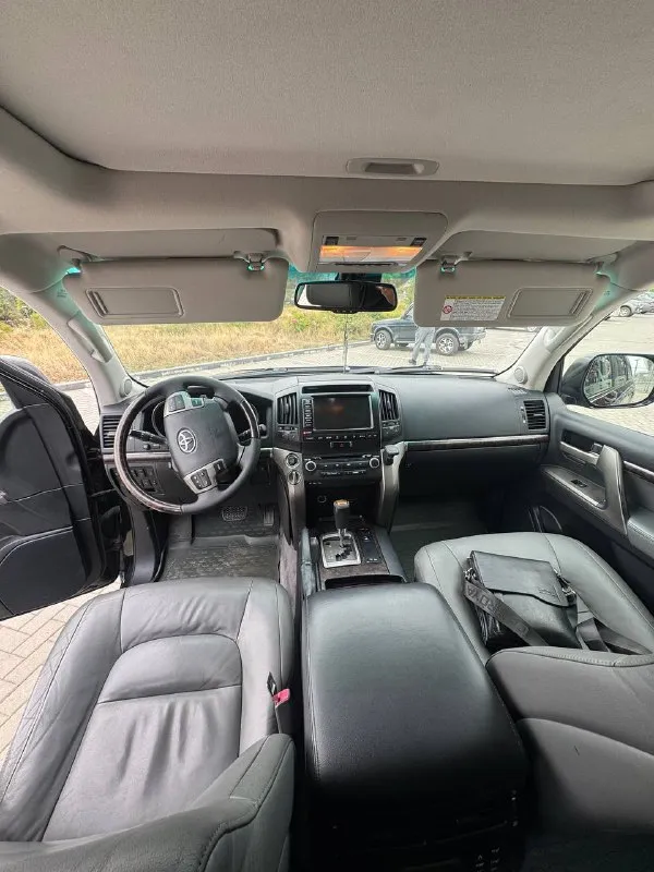 Toyota landcruiser 200, 2008 год, надежнейший 4.5 дизель, 235 сил (доналог✅), автомат, полный привод✅ реальный родной пробег всего 190 тыс км🔥 птс - оригинал, 3 владельца✅ хорошая автотека✅ всего 2,5 косметических окраса, ничего критичного (крыша и проемы - в родне)✅ мотор, акпп и подвеска - идеал✅ ни единой ошибки, весь обслужен от и до✅ рама, вин - отлично✅ ни рыжиков, ничего - отличный внешний вид✅ шикарное состояние и по салону✅ богатая комплектация (включая фаркоп, люк и третий ряд сидений) цена 3.300 млн торг🤑 телефон для связи +79493012414 - фотография - 10