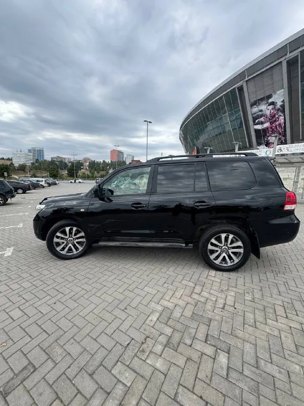 Toyota landcruiser 200, 2008 год, надежнейший 4.5 дизель, 235 сил (доналог✅), автомат, полный привод✅ реальный родной пробег всего 190 тыс км🔥 птс - оригинал, 3 владельца✅ хорошая автотека✅ всего 2,5 косметических окраса, ничего критичного (крыша и проемы - в родне)✅ мотор, акпп и подвеска - идеал✅ ни единой ошибки, весь обслужен от и до✅ рама, вин - отлично✅ ни рыжиков, ничего - отличный внешний вид✅ шикарное состояние и по салону✅ богатая комплектация (включая фаркоп, люк и третий ряд сидений) цена 3.300 млн торг🤑 телефон для связи +79493012414 - фотография - 2