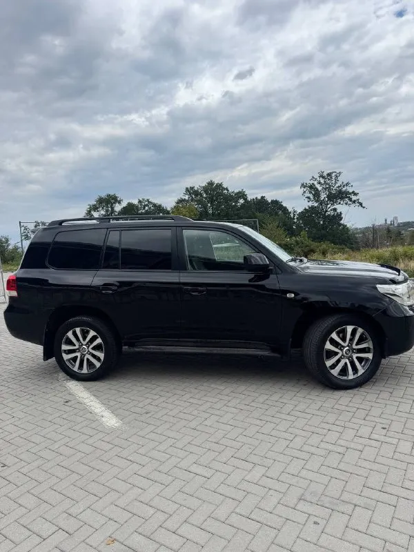 Toyota landcruiser 200, 2008 год, надежнейший 4.5 дизель, 235 сил (доналог✅), автомат, полный привод✅ реальный родной пробег всего 190 тыс км🔥 птс - оригинал, 3 владельца✅ хорошая автотека✅ всего 2,5 косметических окраса, ничего критичного (крыша и проемы - в родне)✅ мотор, акпп и подвеска - идеал✅ ни единой ошибки, весь обслужен от и до✅ рама, вин - отлично✅ ни рыжиков, ничего - отличный внешний вид✅ шикарное состояние и по салону✅ богатая комплектация (включая фаркоп, люк и третий ряд сидений) цена 3.300 млн торг🤑 телефон для связи +79493012414 - фотография - 3