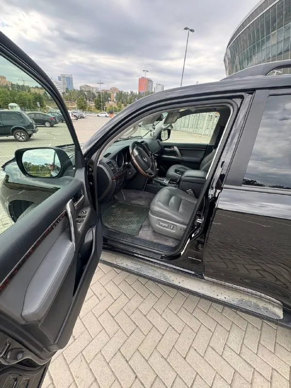 Toyota landcruiser 200, 2008 год, надежнейший 4.5 дизель, 235 сил (доналог✅), автомат, полный привод✅ реальный родной пробег всего 190 тыс км🔥 птс - оригинал, 3 владельца✅ хорошая автотека✅ всего 2,5 косметических окраса, ничего критичного (крыша и проемы - в родне)✅ мотор, акпп и подвеска - идеал✅ ни единой ошибки, весь обслужен от и до✅ рама, вин - отлично✅ ни рыжиков, ничего - отличный внешний вид✅ шикарное состояние и по салону✅ богатая комплектация (включая фаркоп, люк и третий ряд сидений) цена 3.300 млн торг🤑 телефон для связи +79493012414 - фотография - 5