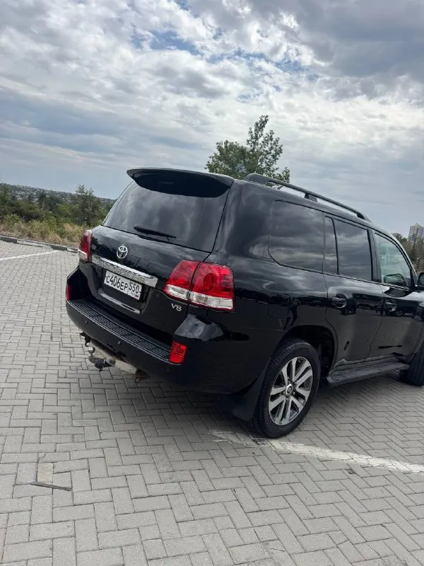 Toyota landcruiser 200, 2008 год, надежнейший 4.5 дизель, 235 сил (доналог✅), автомат, полный привод✅ реальный родной пробег всего 190 тыс км🔥 птс - оригинал, 3 владельца✅ хорошая автотека✅ всего 2,5 косметических окраса, ничего критичного (крыша и проемы - в родне)✅ мотор, акпп и подвеска - идеал✅ ни единой ошибки, весь обслужен от и до✅ рама, вин - отлично✅ ни рыжиков, ничего - отличный внешний вид✅ шикарное состояние и по салону✅ богатая комплектация (включая фаркоп, люк и третий ряд сидений) цена 3.300 млн торг🤑 телефон для связи +79493012414 - фотография - 7