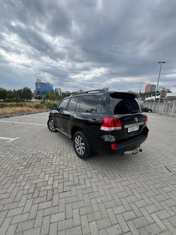 Toyota landcruiser 200, 2008 год, надежнейший 4.5 дизель, 235 сил (доналог✅), автомат, полный привод✅ реальный родной пробег всего 190 тыс км🔥 птс - оригинал, 3 владельца✅ хорошая автотека✅ всего 2,5 косметических окраса, ничего критичного (крыша и проемы - в родне)✅ мотор, акпп и подвеска - идеал✅ ни единой ошибки, весь обслужен от и до✅ рама, вин - отлично✅ ни рыжиков, ничего - отличный внешний вид✅ шикарное состояние и по салону✅ богатая комплектация (включая фаркоп, люк и третий ряд сидений) цена 3.300 млн торг🤑 телефон для связи +79493012414 - фотография - 9