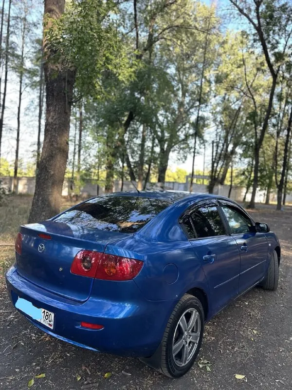 Продам mazda 3 🔥 год выпуска:2004🔥 пробег, км:250000 🔥 модификация:1.6 mт 🔥 тип двигателя:бензин🔥 коробка передач :механика 🔥 привод:передний🔥 тип кузова : легковой седан🔥 koмплeктaция: base🔥 цвет:синий 🔥 в продаже mazda 3 (bk) по низу рынка, на полном ходу. двигатель в превосходном состоянии, запускается с пол оборота в любую погоду, работает ровно, не троит, не дымит, обороты не плавают. тяга бешенная. кпп-работает волшебно, все передачи включатся мягко, без хрустов, ничего не выбивает. ходовая-мячик, дорогу держит уверенно, руль никуда не убигает, едет ровно, не стучит, не бьет. единственное что нужно, это купить скобу на задний левый суппорт, если успею заменю (цена вопроса 50руб). салон в хорошем состоянии для своих лет и цены автомобиля. есть пару моментов, но не критично. по кузову видно на фото, кому нужно видео, предоставлю по запросу. авто зашумлено, так как раньше стояла хорошая музыка. цена:349.999 тысяч возможен пригон по договоренности. возможен обмен. номер для связи:+79495752024 - фотография - 3