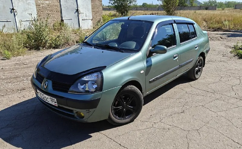 Renault clio ii 2006г. 1.4 8v пробег - 159000км, цена - 280к рублей. отличное состояние, каждый день на ходу, кондиционер морозит, печка жарит, заводится и едет в любую погоду по любым дорогам, поменяно - радиаторы охлаждения и кондиционера + вентилятор, стойки вкруг, тормоза вкруг, все подушки двигателя, ремни ролики, корпус термостата алюминиевый (заводской - пластиковый и он всегда течет), прокладка гбц тоже заменена с маслосъемными колплчками, катушка зажигания оригинал нового образца, вв провода нулевого сопротивления (вечные), в задних пружинах стоят пневмобалоны - можно грузить багажник, 4-ех канальный усилитель с динамиками вкруг, руль в коже, есть багажник на крышу, зимний комплект колес в сборе, иммобилайзер, электро зеркала, корректор фар, гидроусилитель, центральный замок, птф, диодные лампы в фарах. из косяков - передний бампер, где-то сколы, сопливит пару сальников. документы чистые, страховка переоформляется на нового владельца. донецк. +7949 324 98 10. 📞 звоните: +7(949)3249810 - фотография - 2
