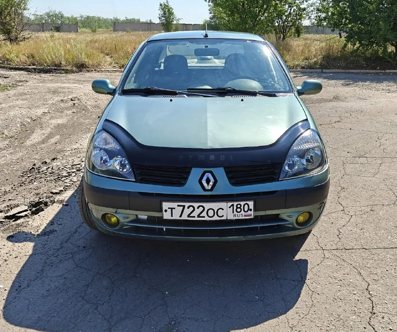 Renault clio ii 2006г. 1.4 8v пробег - 159000км, цена - 280к рублей. отличное состояние, каждый день на ходу, кондиционер морозит, печка жарит, заводится и едет в любую погоду по любым дорогам, поменяно - радиаторы охлаждения и кондиционера + вентилятор, стойки вкруг, тормоза вкруг, все подушки двигателя, ремни ролики, корпус термостата алюминиевый (заводской - пластиковый и он всегда течет), прокладка гбц тоже заменена с маслосъемными колплчками, катушка зажигания оригинал нового образца, вв провода нулевого сопротивления (вечные), в задних пружинах стоят пневмобалоны - можно грузить багажник, 4-ех канальный усилитель с динамиками вкруг, руль в коже, есть багажник на крышу, зимний комплект колес в сборе, иммобилайзер, электро зеркала, корректор фар, гидроусилитель, центральный замок, птф, диодные лампы в фарах. из косяков - передний бампер, где-то сколы, сопливит пару сальников. документы чистые, страховка переоформляется на нового владельца. донецк. +7949 324 98 10. 📞 звоните: +7(949)3249810 - фотография - 3