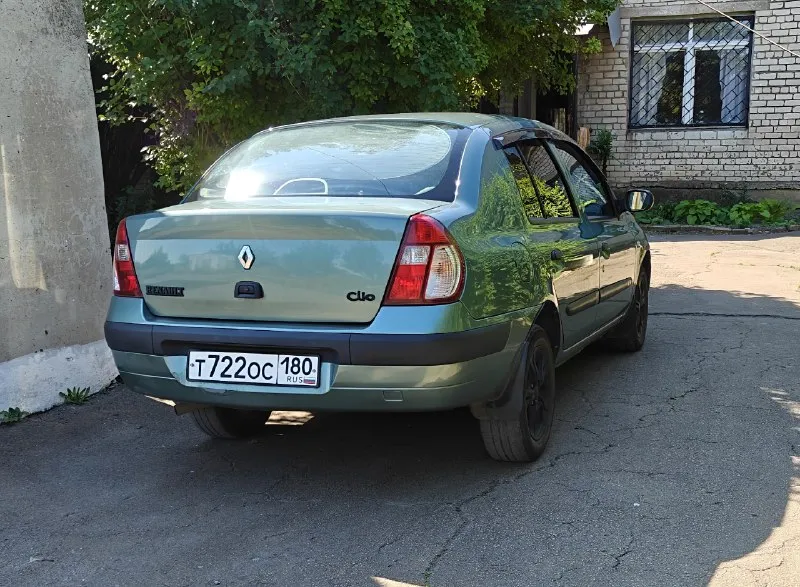 Renault clio ii 2006г. 1.4 8v пробег - 159000км, цена - 280к рублей. отличное состояние, каждый день на ходу, кондиционер морозит, печка жарит, заводится и едет в любую погоду по любым дорогам, поменяно - радиаторы охлаждения и кондиционера + вентилятор, стойки вкруг, тормоза вкруг, все подушки двигателя, ремни ролики, корпус термостата алюминиевый (заводской - пластиковый и он всегда течет), прокладка гбц тоже заменена с маслосъемными колплчками, катушка зажигания оригинал нового образца, вв провода нулевого сопротивления (вечные), в задних пружинах стоят пневмобалоны - можно грузить багажник, 4-ех канальный усилитель с динамиками вкруг, руль в коже, есть багажник на крышу, зимний комплект колес в сборе, иммобилайзер, электро зеркала, корректор фар, гидроусилитель, центральный замок, птф, диодные лампы в фарах. из косяков - передний бампер, где-то сколы, сопливит пару сальников. документы чистые, страховка переоформляется на нового владельца. донецк. +7949 324 98 10. 📞 звоните: +7(949)3249810 - фотография - 4