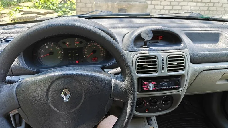 Renault clio ii 2006г. 1.4 8v пробег - 159000км, цена - 280к рублей. отличное состояние, каждый день на ходу, кондиционер морозит, печка жарит, заводится и едет в любую погоду по любым дорогам, поменяно - радиаторы охлаждения и кондиционера + вентилятор, стойки вкруг, тормоза вкруг, все подушки двигателя, ремни ролики, корпус термостата алюминиевый (заводской - пластиковый и он всегда течет), прокладка гбц тоже заменена с маслосъемными колплчками, катушка зажигания оригинал нового образца, вв провода нулевого сопротивления (вечные), в задних пружинах стоят пневмобалоны - можно грузить багажник, 4-ех канальный усилитель с динамиками вкруг, руль в коже, есть багажник на крышу, зимний комплект колес в сборе, иммобилайзер, электро зеркала, корректор фар, гидроусилитель, центральный замок, птф, диодные лампы в фарах. из косяков - передний бампер, где-то сколы, сопливит пару сальников. документы чистые, страховка переоформляется на нового владельца. донецк. +7949 324 98 10. 📞 звоните: +7(949)3249810 - фотография - 5