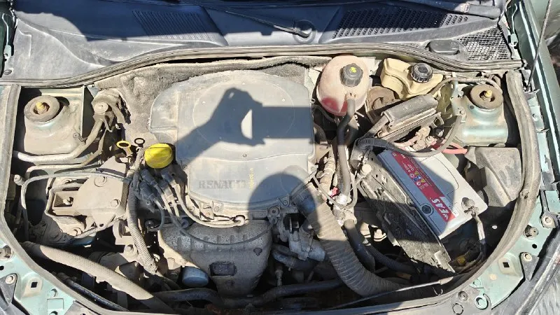 Renault clio ii 2006г. 1.4 8v пробег - 159000км, цена - 280к рублей. отличное состояние, каждый день на ходу, кондиционер морозит, печка жарит, заводится и едет в любую погоду по любым дорогам, поменяно - радиаторы охлаждения и кондиционера + вентилятор, стойки вкруг, тормоза вкруг, все подушки двигателя, ремни ролики, корпус термостата алюминиевый (заводской - пластиковый и он всегда течет), прокладка гбц тоже заменена с маслосъемными колплчками, катушка зажигания оригинал нового образца, вв провода нулевого сопротивления (вечные), в задних пружинах стоят пневмобалоны - можно грузить багажник, 4-ех канальный усилитель с динамиками вкруг, руль в коже, есть багажник на крышу, зимний комплект колес в сборе, иммобилайзер, электро зеркала, корректор фар, гидроусилитель, центральный замок, птф, диодные лампы в фарах. из косяков - передний бампер, где-то сколы, сопливит пару сальников. документы чистые, страховка переоформляется на нового владельца. донецк. +7949 324 98 10. 📞 звоните: +7(949)3249810 - фотография - 6