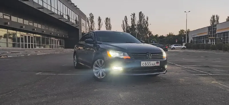 Volkswagen passat b7 wolfsburg edition 11.2014 год. по vin бьётся как 2015 год. 2 ключа. объем - 1.8tsi (170 л. с). aisin-6ст. (надёжный и прост). пробег 237000тыс. км оригинал, не скручен. -цепи заменены на 213000тыс. км. -спереди стоят хорошие блины и колодки brembo. -в шикарном цвете и комплектации. -кожаный салон. (состояние отличное) салон полностью перетянут, и переклеен в чёрный. -шикарная мультимедия teyes cc3 2k 360⁰, укомплектована камерами, перед и зад, 2 usb порта, + гнездо под sim. -подогревы зеркал -подогревы передних сидений. -полноценный мультируль. -стоят качественные лампы ближний/дальний/птф; по всей машине стоят хорошие диодные лампы. -электро привод водительского сиденья. -оригинальные диски volkswagen borbet r17 -все стекла родные. ещё на регистрации dpr, в рф будете первым собственником. в машине не курили. машина полностью обслужена. все работает без нареканий, езжу каждый день! любые проверки на сто +7 949 485 43 74 1 350 000 + торг авт 📞 звоните: +7(949)4854374 - фотография - 2