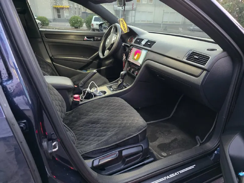 Volkswagen passat b7 wolfsburg edition 11.2014 год. по vin бьётся как 2015 год. 2 ключа. объем - 1.8tsi (170 л. с). aisin-6ст. (надёжный и прост). пробег 237000тыс. км оригинал, не скручен. -цепи заменены на 213000тыс. км. -спереди стоят хорошие блины и колодки brembo. -в шикарном цвете и комплектации. -кожаный салон. (состояние отличное) салон полностью перетянут, и переклеен в чёрный. -шикарная мультимедия teyes cc3 2k 360⁰, укомплектована камерами, перед и зад, 2 usb порта, + гнездо под sim. -подогревы зеркал -подогревы передних сидений. -полноценный мультируль. -стоят качественные лампы ближний/дальний/птф; по всей машине стоят хорошие диодные лампы. -электро привод водительского сиденья. -оригинальные диски volkswagen borbet r17 -все стекла родные. ещё на регистрации dpr, в рф будете первым собственником. в машине не курили. машина полностью обслужена. все работает без нареканий, езжу каждый день! любые проверки на сто +7 949 485 43 74 1 350 000 + торг авт 📞 звоните: +7(949)4854374 - фотография - 4