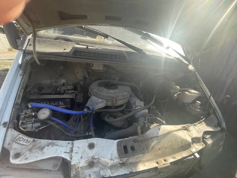 Продам газель 2001 г. в. с 2018 года в одних руках. рабочая лошадка. 3.0 литра. уаз. стоит метан. авто сейчас на мне на спец. учёте. хозяин в стаханове. с регистрацией проблем не будет. машина на ходу. заводится и едет. резина зимняя, почти новая. нужен акб. есть к чему приложить руки, но можно работать и так. авто стоит год без движения. продажа в связи с потерей здоровья. цена 300 т. р. +79591207512 константин 📞 звоните: +7(959)1207512 - фотография - 3