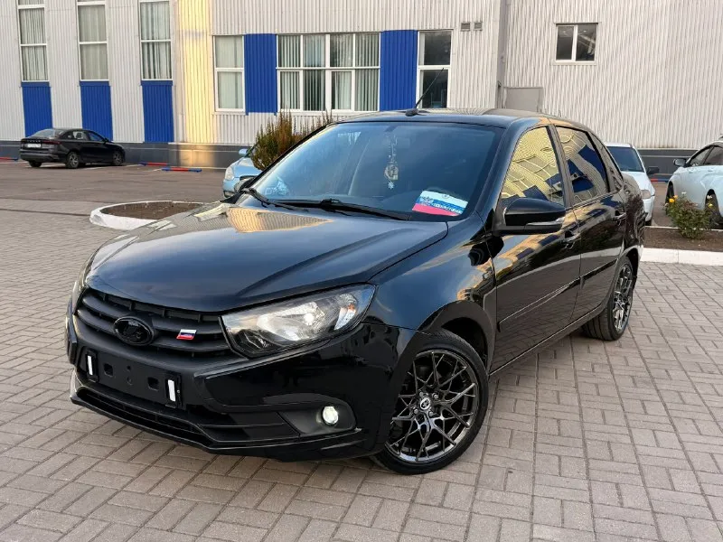 Пpодам ваз granta 2020г с родным пробегом 125.000км. из дополнительного установлено: контурная подсветка салона rgb, управляется с телефона. анатомический мульти руль. сенсорная андроид мультимедия с carplay, установлена музыка усилители саб. также установлена камера заднего вида. диски hre покупались новыми за 70.000₽, резина nexen летняя корейская. в ближнем стоят диодные минилинзы, птф диодные, светят отлично. дефлекторы в стиле мерса. замена масла каждые 5-7 тыс км motul 5w30, бензин только аи95. вложено очень много сил и средств - сделан stage - паук 4/1 - полностью обслужена подвеска - полностью сделаны тормоза - замена масла motul - полный список работ имеется, вышлю реальному покупателю машина в хорошем состоянии вложений не требует полная комплектация кондиционер туманки подогрев сидений подогрев заднего стекла, электро регулировка зеркал, эл стеклоподъемники. цена 680.000₽ продажа срочная я собственник машина на учете на мне. +79495721215 донецк 📞 звоните: +7(949)5721215 - фотография - 2