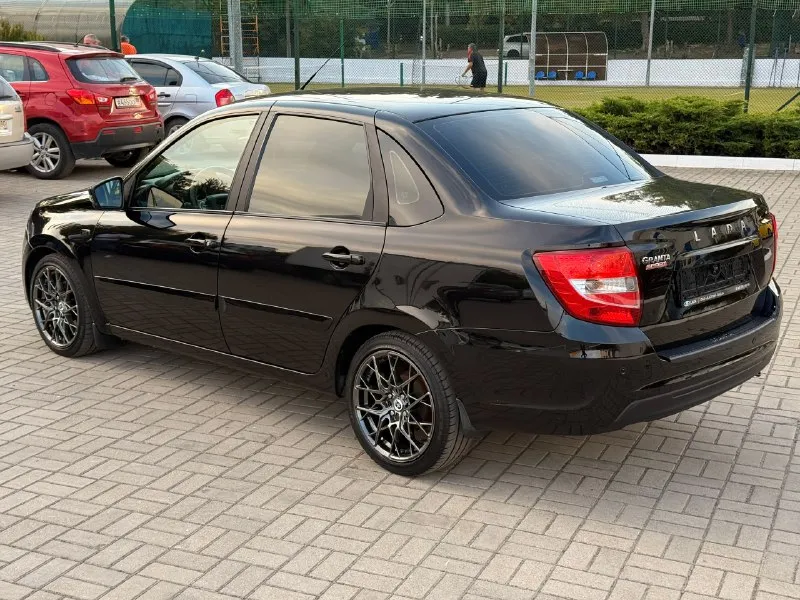 Пpодам ваз granta 2020г с родным пробегом 125.000км. из дополнительного установлено: контурная подсветка салона rgb, управляется с телефона. анатомический мульти руль. сенсорная андроид мультимедия с carplay, установлена музыка усилители саб. также установлена камера заднего вида. диски hre покупались новыми за 70.000₽, резина nexen летняя корейская. в ближнем стоят диодные минилинзы, птф диодные, светят отлично. дефлекторы в стиле мерса. замена масла каждые 5-7 тыс км motul 5w30, бензин только аи95. вложено очень много сил и средств - сделан stage - паук 4/1 - полностью обслужена подвеска - полностью сделаны тормоза - замена масла motul - полный список работ имеется, вышлю реальному покупателю машина в хорошем состоянии вложений не требует полная комплектация кондиционер туманки подогрев сидений подогрев заднего стекла, электро регулировка зеркал, эл стеклоподъемники. цена 680.000₽ продажа срочная я собственник машина на учете на мне. +79495721215 донецк 📞 звоните: +7(949)5721215 - фотография - 4