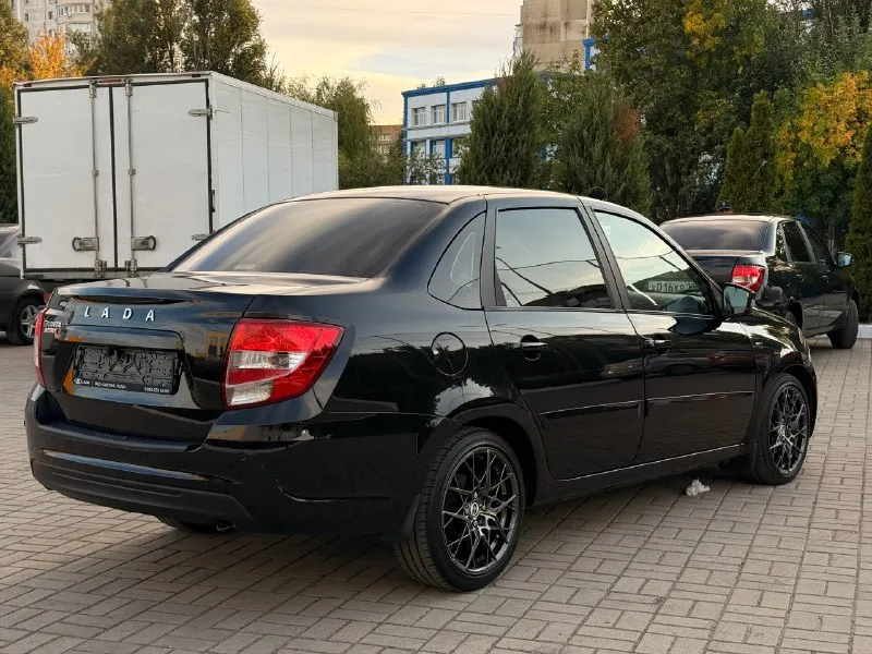 Пpодам ваз granta 2020г с родным пробегом 125.000км. из дополнительного установлено: контурная подсветка салона rgb, управляется с телефона. анатомический мульти руль. сенсорная андроид мультимедия с carplay, установлена музыка усилители саб. также установлена камера заднего вида. диски hre покупались новыми за 70.000₽, резина nexen летняя корейская. в ближнем стоят диодные минилинзы, птф диодные, светят отлично. дефлекторы в стиле мерса. замена масла каждые 5-7 тыс км motul 5w30, бензин только аи95. вложено очень много сил и средств - сделан stage - паук 4/1 - полностью обслужена подвеска - полностью сделаны тормоза - замена масла motul - полный список работ имеется, вышлю реальному покупателю машина в хорошем состоянии вложений не требует полная комплектация кондиционер туманки подогрев сидений подогрев заднего стекла, электро регулировка зеркал, эл стеклоподъемники. цена 680.000₽ продажа срочная я собственник машина на учете на мне. +79495721215 донецк 📞 звоните: +7(949)5721215 - фотография - 5