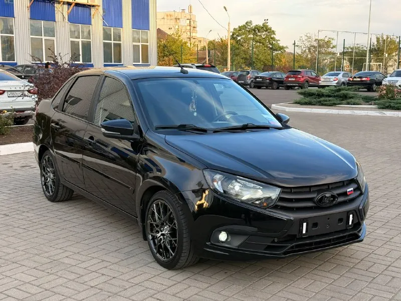 Пpодам ваз granta 2020г с родным пробегом 125.000км. из дополнительного установлено: контурная подсветка салона rgb, управляется с телефона. анатомический мульти руль. сенсорная андроид мультимедия с carplay, установлена музыка усилители саб. также установлена камера заднего вида. диски hre покупались новыми за 70.000₽, резина nexen летняя корейская. в ближнем стоят диодные минилинзы, птф диодные, светят отлично. дефлекторы в стиле мерса. замена масла каждые 5-7 тыс км motul 5w30, бензин только аи95. вложено очень много сил и средств - сделан stage - паук 4/1 - полностью обслужена подвеска - полностью сделаны тормоза - замена масла motul - полный список работ имеется, вышлю реальному покупателю машина в хорошем состоянии вложений не требует полная комплектация кондиционер туманки подогрев сидений подогрев заднего стекла, электро регулировка зеркал, эл стеклоподъемники. цена 680.000₽ продажа срочная я собственник машина на учете на мне. +79495721215 донецк 📞 звоните: +7(949)5721215 - фотография - 8