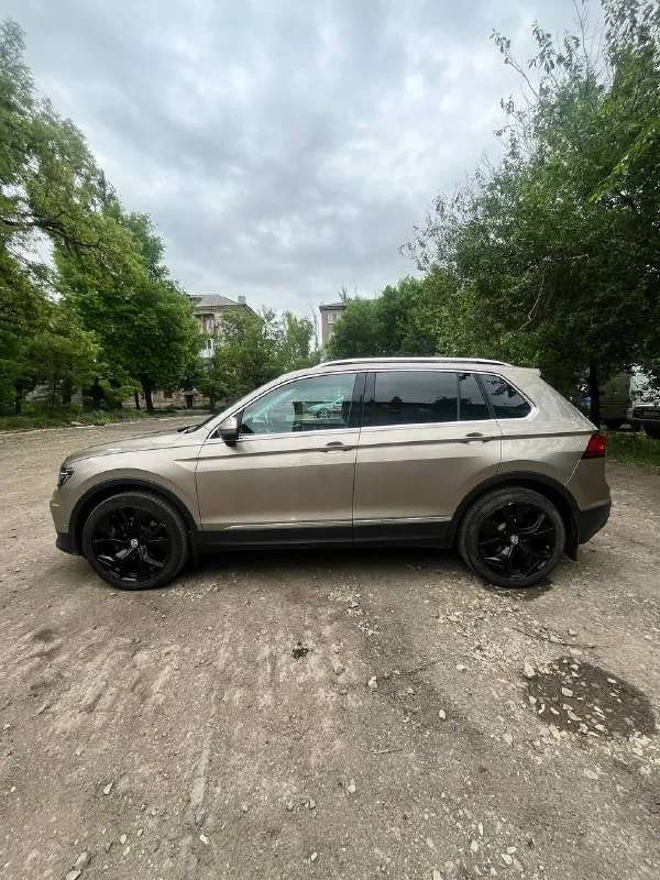 Volkswagen tiguan 2 2.0 tsi, dsg dq500, 4motion год: 2018 пробег: 95k км дилерский авто, я второй владелец. комплектация: топовый свет, авто дальний, подсвет при поворотах. led приборка, вывод любой информации на жк, изменяемый стиль (6 вариантов, полная палитра цветов), амбиентная подсветка салона, ног, порогов. адаптивный круиз, аварийное торможение, контроль дистанции спереди и сзади, ассистент выезда с парковки, автопарковка. 4х зонный климат контроль, для всех пассажиров. подогрев всех сидений включая задний диван. массаж водительского кресла. алькантара. сервопривод багажника, автозапуск с брелка и мобильного приложения. установлен дорогой starline. четыре режима вождения. помощь при спуске/подьеме. auto hold. ассистент смены полосы. carplay/android auto. холодильник в бардачке, 220в в багажнике. без ключевой доступ. автомобиль обклеен защитной пленкой! фары, капот, бампер, всё как положено! по технике: абсолютно не имеет никаких нареканий. обслуживался толь 📞 звоните: +7(949)3873942 - фотография - 2
