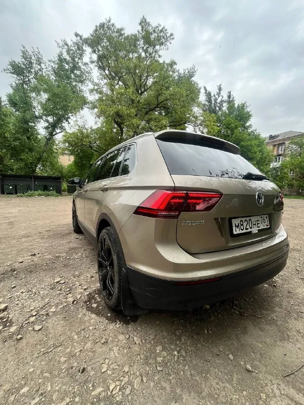 Volkswagen tiguan 2 2.0 tsi, dsg dq500, 4motion год: 2018 пробег: 95k км дилерский авто, я второй владелец. комплектация: топовый свет, авто дальний, подсвет при поворотах. led приборка, вывод любой информации на жк, изменяемый стиль (6 вариантов, полная палитра цветов), амбиентная подсветка салона, ног, порогов. адаптивный круиз, аварийное торможение, контроль дистанции спереди и сзади, ассистент выезда с парковки, автопарковка. 4х зонный климат контроль, для всех пассажиров. подогрев всех сидений включая задний диван. массаж водительского кресла. алькантара. сервопривод багажника, автозапуск с брелка и мобильного приложения. установлен дорогой starline. четыре режима вождения. помощь при спуске/подьеме. auto hold. ассистент смены полосы. carplay/android auto. холодильник в бардачке, 220в в багажнике. без ключевой доступ. автомобиль обклеен защитной пленкой! фары, капот, бампер, всё как положено! по технике: абсолютно не имеет никаких нареканий. обслуживался толь 📞 звоните: +7(949)3873942 - фотография - 3