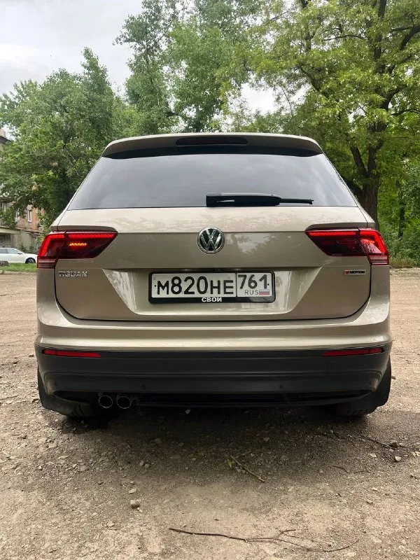 Volkswagen tiguan 2 2.0 tsi, dsg dq500, 4motion год: 2018 пробег: 95k км дилерский авто, я второй владелец. комплектация: топовый свет, авто дальний, подсвет при поворотах. led приборка, вывод любой информации на жк, изменяемый стиль (6 вариантов, полная палитра цветов), амбиентная подсветка салона, ног, порогов. адаптивный круиз, аварийное торможение, контроль дистанции спереди и сзади, ассистент выезда с парковки, автопарковка. 4х зонный климат контроль, для всех пассажиров. подогрев всех сидений включая задний диван. массаж водительского кресла. алькантара. сервопривод багажника, автозапуск с брелка и мобильного приложения. установлен дорогой starline. четыре режима вождения. помощь при спуске/подьеме. auto hold. ассистент смены полосы. carplay/android auto. холодильник в бардачке, 220в в багажнике. без ключевой доступ. автомобиль обклеен защитной пленкой! фары, капот, бампер, всё как положено! по технике: абсолютно не имеет никаких нареканий. обслуживался толь 📞 звоните: +7(949)3873942 - фотография - 4