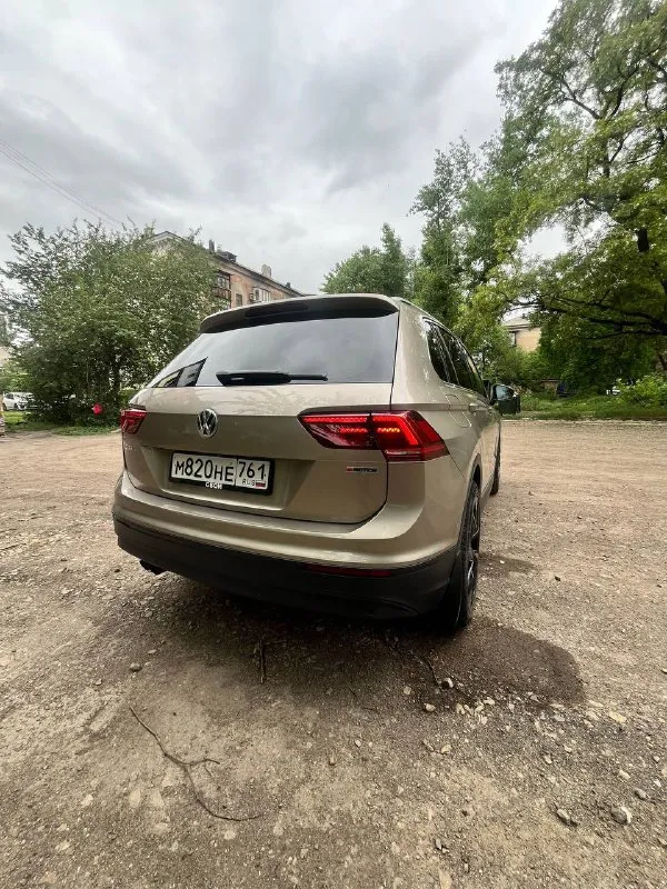 Volkswagen tiguan 2 2.0 tsi, dsg dq500, 4motion год: 2018 пробег: 95k км дилерский авто, я второй владелец. комплектация: топовый свет, авто дальний, подсвет при поворотах. led приборка, вывод любой информации на жк, изменяемый стиль (6 вариантов, полная палитра цветов), амбиентная подсветка салона, ног, порогов. адаптивный круиз, аварийное торможение, контроль дистанции спереди и сзади, ассистент выезда с парковки, автопарковка. 4х зонный климат контроль, для всех пассажиров. подогрев всех сидений включая задний диван. массаж водительского кресла. алькантара. сервопривод багажника, автозапуск с брелка и мобильного приложения. установлен дорогой starline. четыре режима вождения. помощь при спуске/подьеме. auto hold. ассистент смены полосы. carplay/android auto. холодильник в бардачке, 220в в багажнике. без ключевой доступ. автомобиль обклеен защитной пленкой! фары, капот, бампер, всё как положено! по технике: абсолютно не имеет никаких нареканий. обслуживался толь 📞 звоните: +7(949)3873942 - фотография - 5