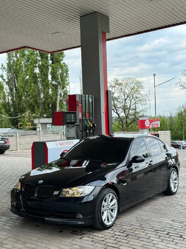 Продается bmw е90⚡️🌪 двигатель 2.0 литра, едет бодро, резво, в своем классе пуля. 🚀 хорошо переключает, не пинает, все работает как часы. 👌 машина 2006 года. не стучит не гремит работает все ровно. 🤌 полный порядок с переоформлением цена 1.1🍋 машина обслужена, от а до я. .. находится в донецке. .. все вопросы 👇👇👇 +79495208435 телеграм 📞 звоните: +7(949)5208435 - фотография - 4