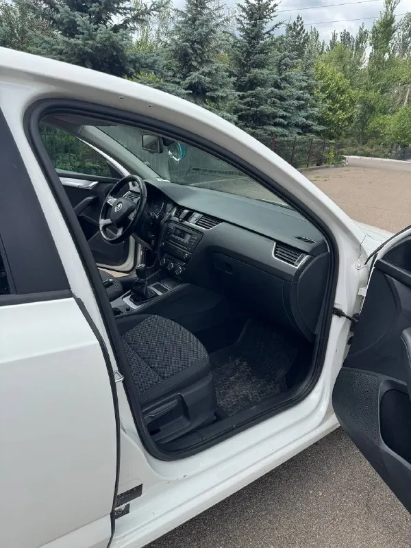 Продаю skoda octavia а7 ✅ год 2014✅ мотор 1.4 турбо ✅ коробка механическая ✅ без дтп ✅ машина чешской сборки✅ 2014 год(машина всю жизнь в одних руках с автосалона) механическая трансмиссия 237 000 пробега масло не кушает, в отличном состоянии, рыжиков и гнили нет, отличная динамика и управляемость, кондиционер работает все подогревы работают, нет ни единой ошибки, ничего не стучит, не гремит, не торохтит, салон в отличном состоянии, ничего не затерто и не замято,17 кованные диски на резине мишлен, зима на оригинальных дисках шипованых шинах(тоже мишлен), за машиной следили и обслуживали раньше положенного времени, замена масла каждые 6000км, колодки и тормозные диски в круг ate, по машине ничего делать не нужно, сел и поехал куда угодно, уверен кто первый приедет, тот и заберет. за более подробной информацией звоните. цена: 955.000 осмотр: г. макеевка телефон для связи +7 949 485 64 94 (телеграмм) - фотография - 7