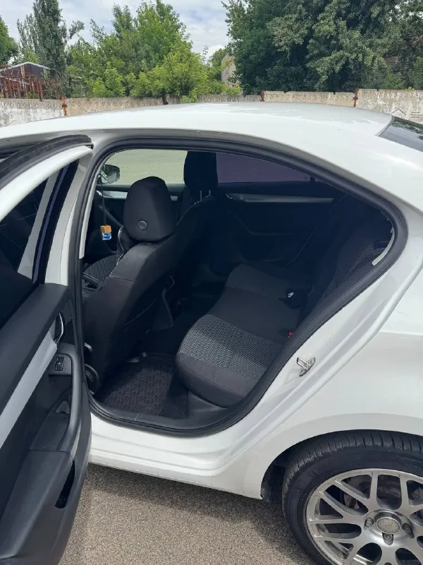 Продаю skoda octavia а7 ✅ год 2014✅ мотор 1.4 турбо ✅ коробка механическая ✅ без дтп ✅ машина чешской сборки✅ 2014 год(машина всю жизнь в одних руках с автосалона) механическая трансмиссия 237 000 пробега масло не кушает, в отличном состоянии, рыжиков и гнили нет, отличная динамика и управляемость, кондиционер работает все подогревы работают, нет ни единой ошибки, ничего не стучит, не гремит, не торохтит, салон в отличном состоянии, ничего не затерто и не замято,17 кованные диски на резине мишлен, зима на оригинальных дисках шипованых шинах(тоже мишлен), за машиной следили и обслуживали раньше положенного времени, замена масла каждые 6000км, колодки и тормозные диски в круг ate, по машине ничего делать не нужно, сел и поехал куда угодно, уверен кто первый приедет, тот и заберет. за более подробной информацией звоните. цена: 955.000 осмотр: г. макеевка телефон для связи +7 949 485 64 94 (телеграмм) - фотография - 8