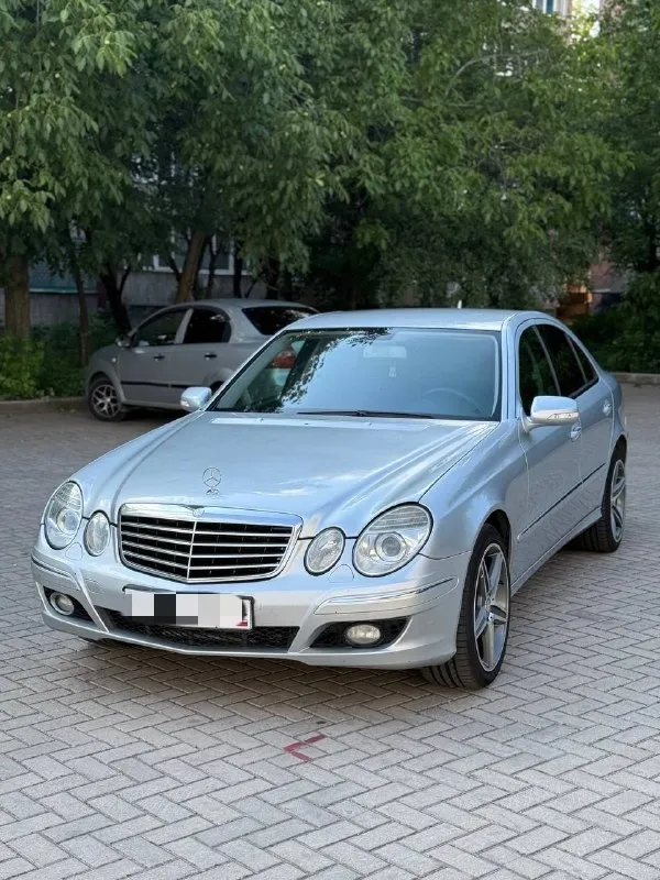 ‼️срочно‼️ продам mercedes benz e class w 211 рестайлинг год 2007 ✅объём двигателя: 2.5 бензин ✅коробка : автомат ✅колёса : r 18 ✅салон: кожа ✅цвет: серебристый • автомобиль в отличном состоянии • двигатель работает идеально • не дымит не троит, масложора нет • коробка переключает все отлично • ходовая мягкая ничего не брякает • по кузову в порядке, пару сколов ничего критичного • кожаный чёрный салон в хорошем состоянии • новая мультимедиа android ✅богатая комплектация: электропривод сидений, круиз-контроль, камера заднего вида, климат контроль, подогрев сидений и тд. в целом отличный автомобиль, за адекватные деньги ✅город: макеевка ✅телефон +79494035536 ✅если не отвечаю, то можно в тг 🔥🔥цена : 900 000 рублей🔥🔥 ✅хорошему покупателю торг и комплект резины в подарок 📞 звоните: +7(949)4035536 - фотография - 2