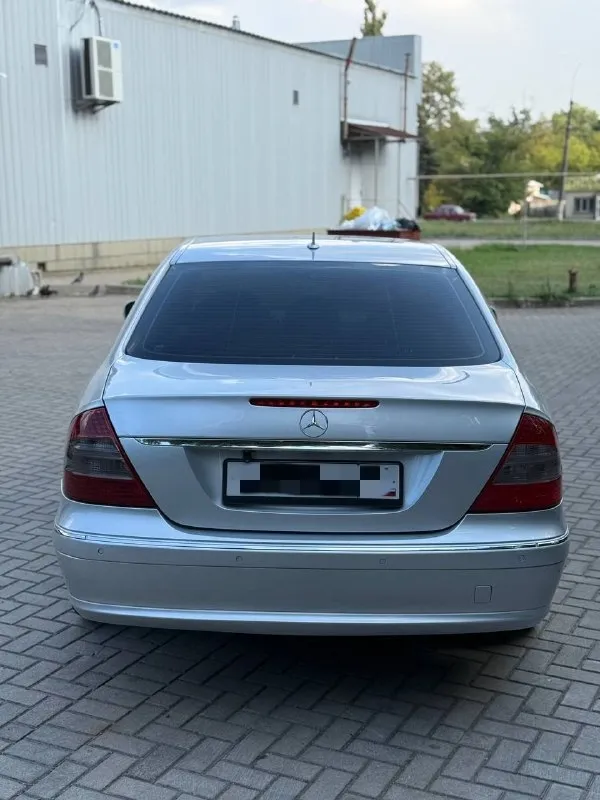 ‼️срочно‼️ продам mercedes benz e class w 211 рестайлинг год 2007 ✅объём двигателя: 2.5 бензин ✅коробка : автомат ✅колёса : r 18 ✅салон: кожа ✅цвет: серебристый • автомобиль в отличном состоянии • двигатель работает идеально • не дымит не троит, масложора нет • коробка переключает все отлично • ходовая мягкая ничего не брякает • по кузову в порядке, пару сколов ничего критичного • кожаный чёрный салон в хорошем состоянии • новая мультимедиа android ✅богатая комплектация: электропривод сидений, круиз-контроль, камера заднего вида, климат контроль, подогрев сидений и тд. в целом отличный автомобиль, за адекватные деньги ✅город: макеевка ✅телефон +79494035536 ✅если не отвечаю, то можно в тг 🔥🔥цена : 900 000 рублей🔥🔥 ✅хорошему покупателю торг и комплект резины в подарок 📞 звоните: +7(949)4035536 - фотография - 4